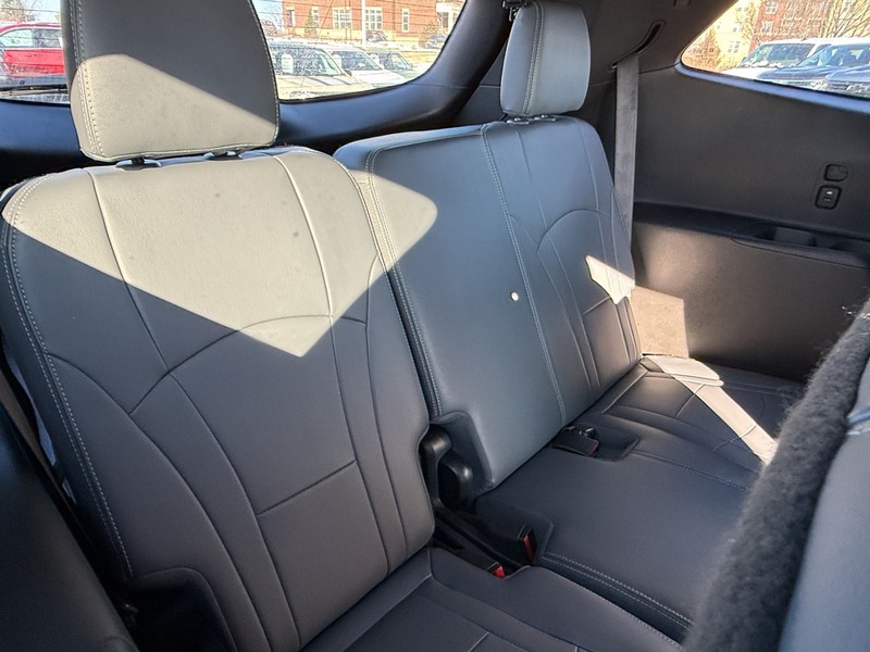 Buick Enclave Vehicle Full-screen Gallery Image 10