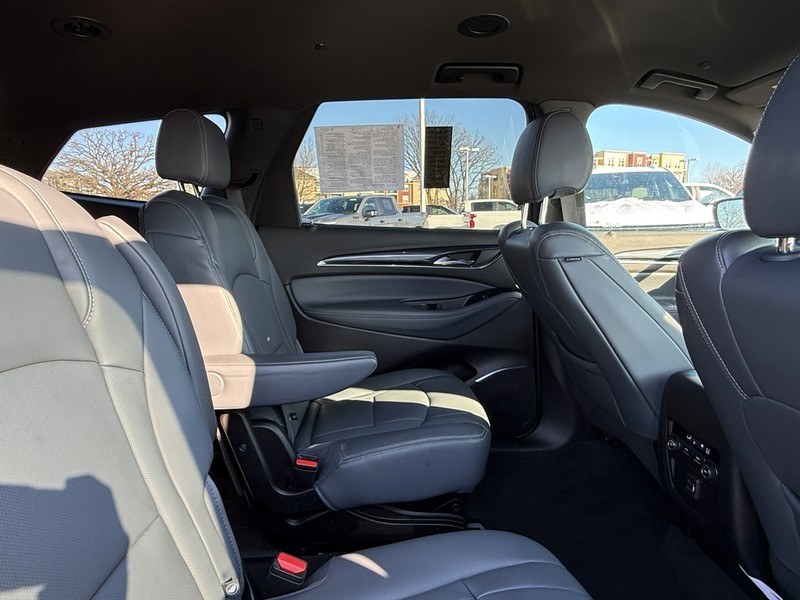 Buick Enclave Vehicle Full-screen Gallery Image 11