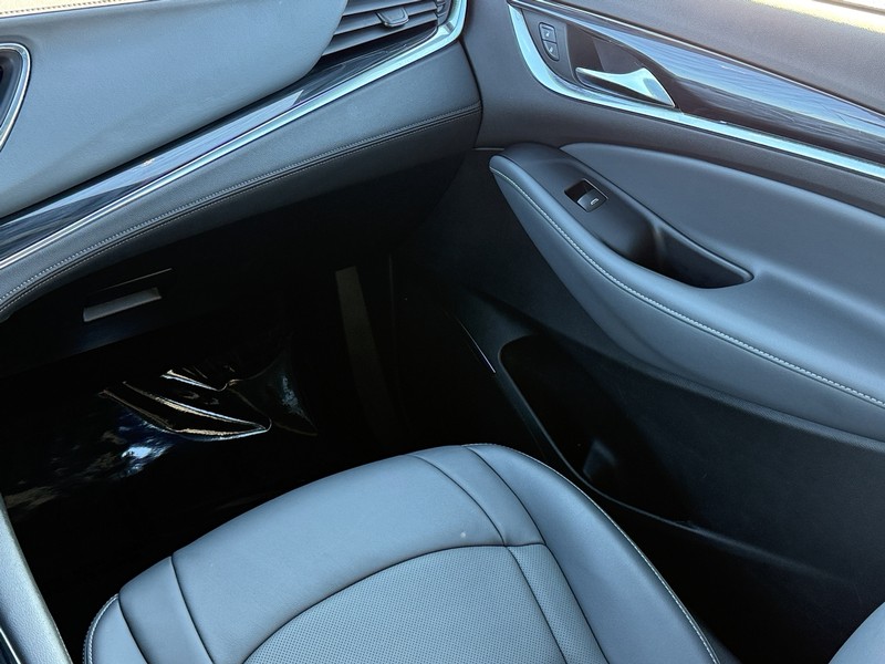 Buick Enclave Vehicle Full-screen Gallery Image 16