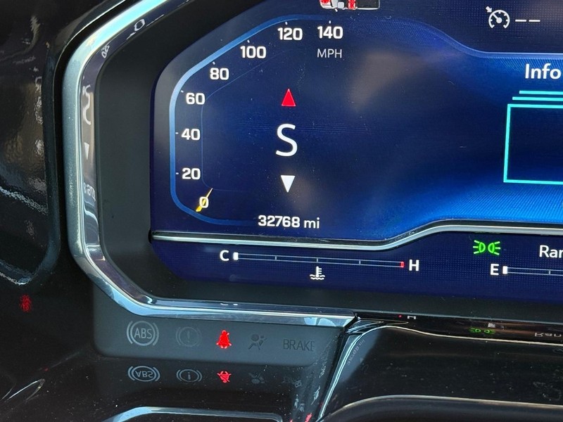 Chevrolet Silverado 1500 Vehicle Full-screen Gallery Image 16