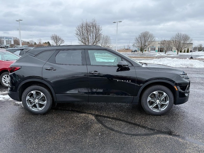 Chevrolet Blazer Vehicle Full-screen Gallery Image 02