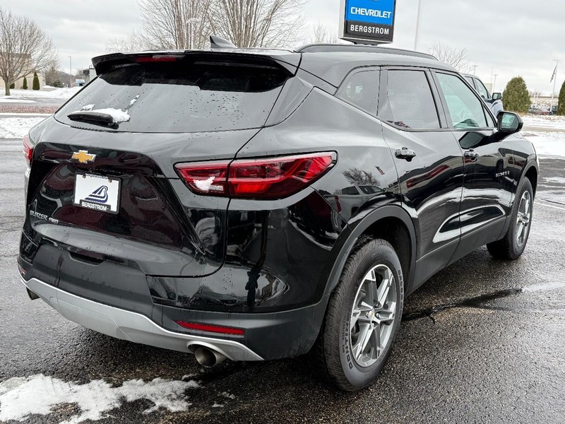 Chevrolet Blazer Vehicle Full-screen Gallery Image 03