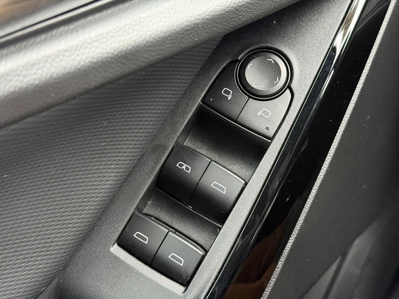 Chevrolet Equinox Vehicle Full-screen Gallery Image 19