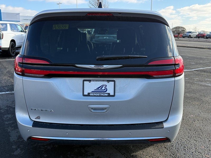 Chrysler Pacifica Vehicle Image 04