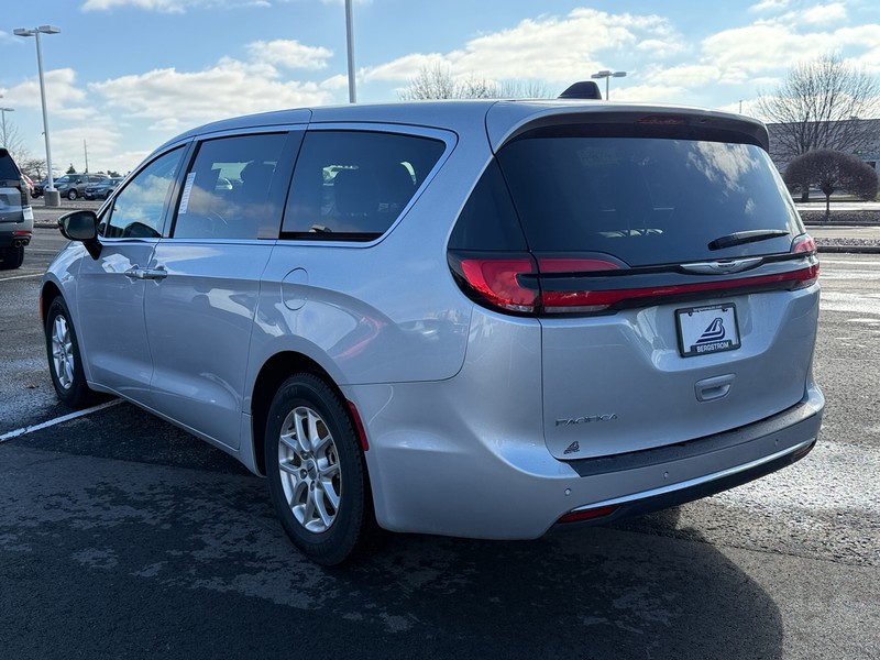 Chrysler Pacifica Vehicle Image 05