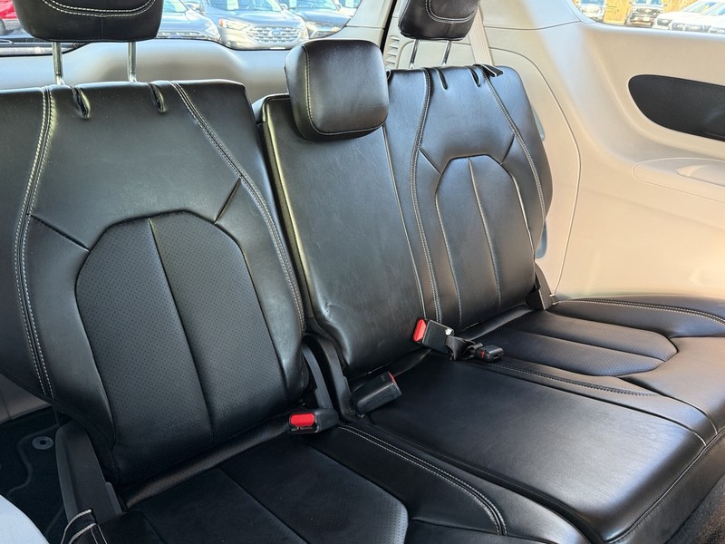 Chrysler Pacifica Vehicle Image 09