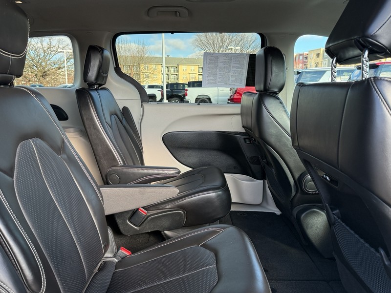 Chrysler Pacifica Vehicle Image 10