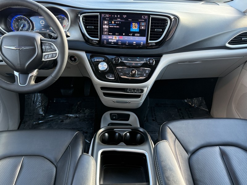 Chrysler Pacifica Vehicle Image 11