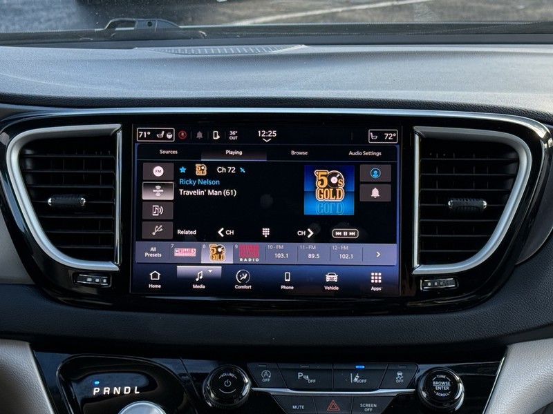 Chrysler Pacifica Vehicle Image 12