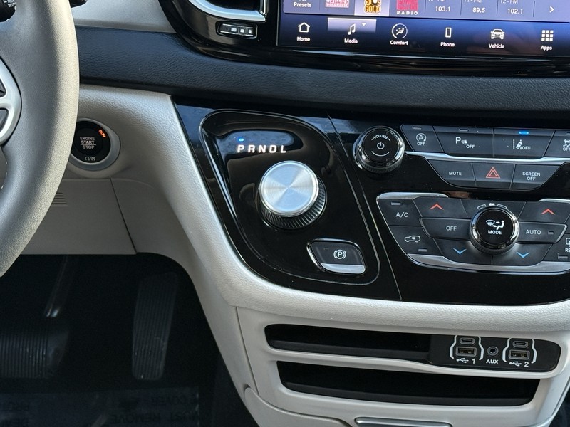 Chrysler Pacifica Vehicle Image 13