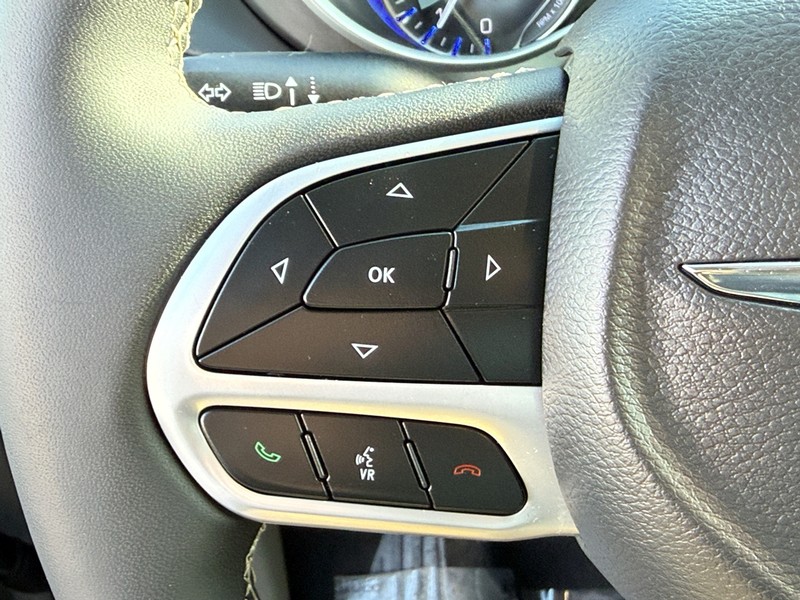 Chrysler Pacifica Vehicle Image 16