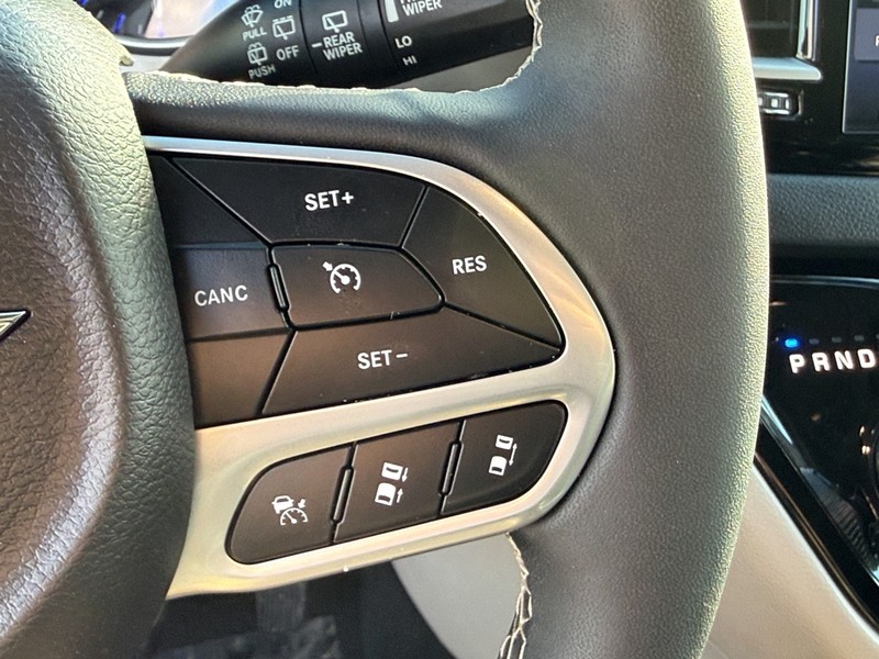 Chrysler Pacifica Vehicle Image 17