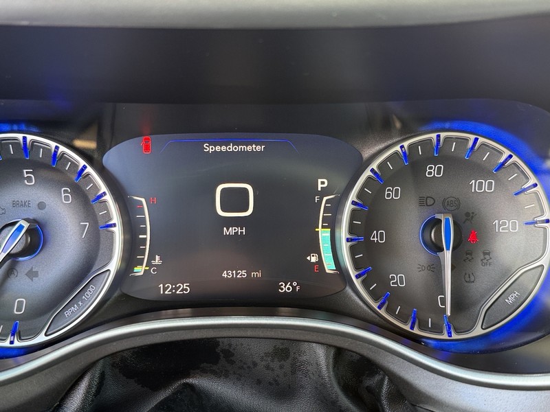 Chrysler Pacifica Vehicle Image 18