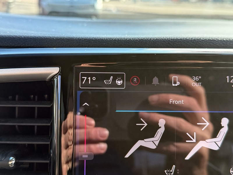 Chrysler Pacifica Vehicle Image 19