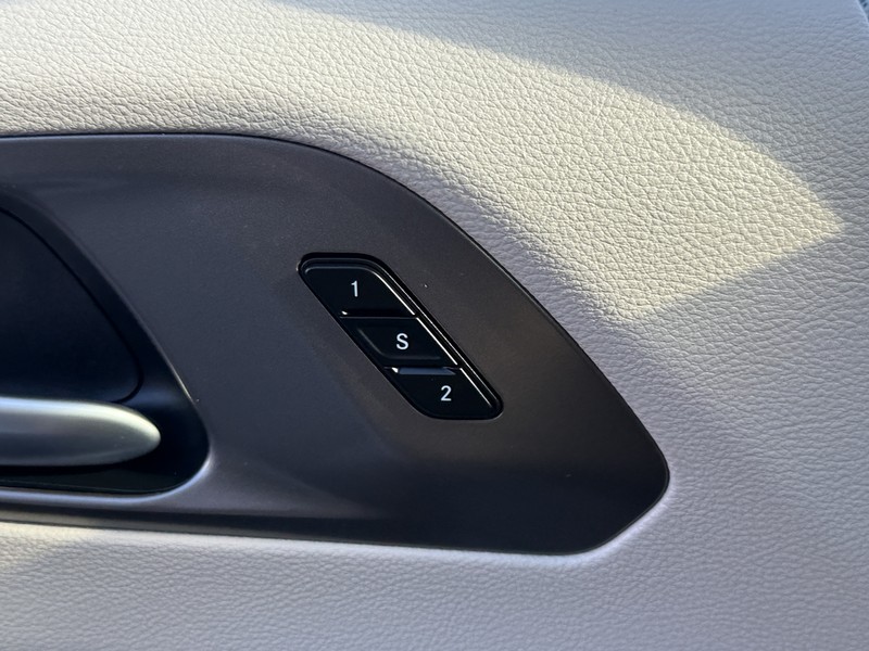 Chrysler Pacifica Vehicle Image 21