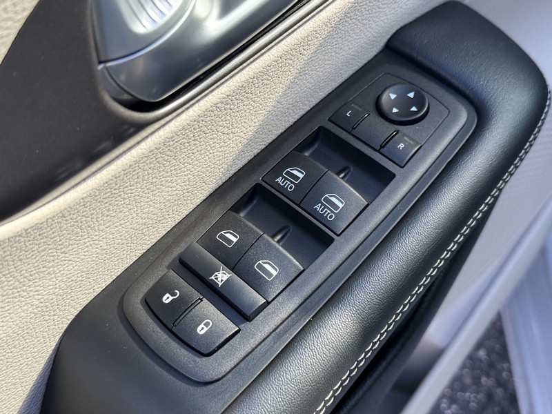 Chrysler Pacifica Vehicle Image 22