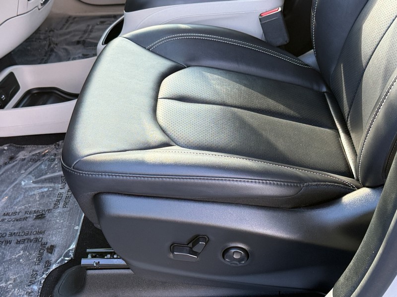 Chrysler Pacifica Vehicle Image 23