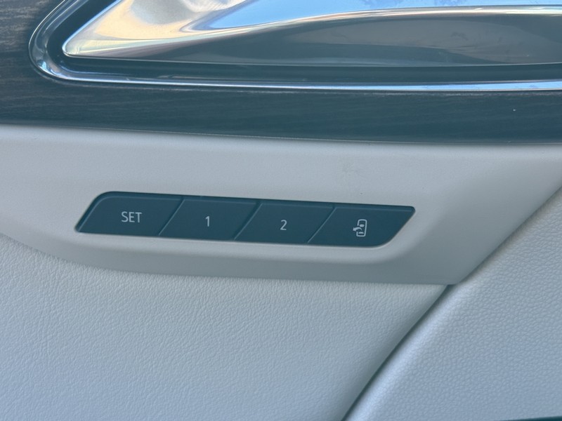 Buick Envision Vehicle Full-screen Gallery Image 15