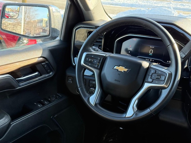 Chevrolet Silverado 1500 Vehicle Full-screen Gallery Image 12