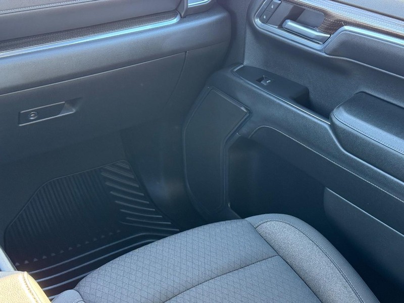 Chevrolet Silverado 1500 Vehicle Full-screen Gallery Image 13