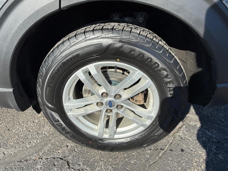 Ford Explorer Vehicle Image 03