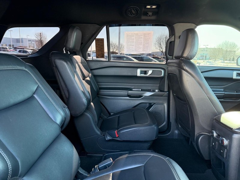 Ford Explorer Vehicle Image 06