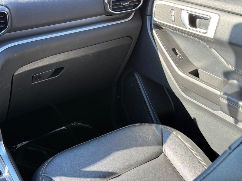 Ford Explorer Vehicle Image 12