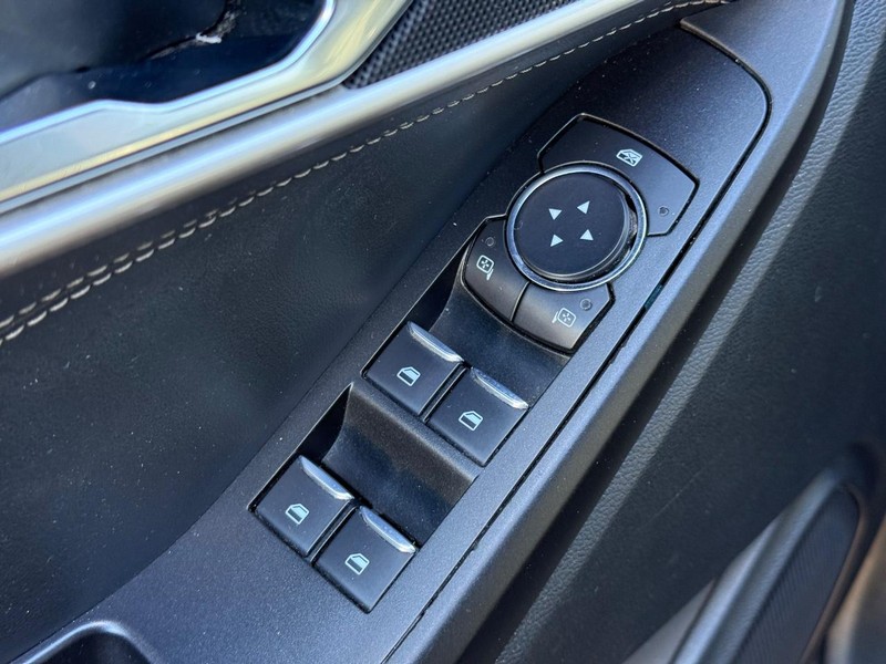 Ford Explorer Vehicle Image 18