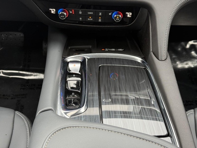 Buick Enclave Vehicle Image 14