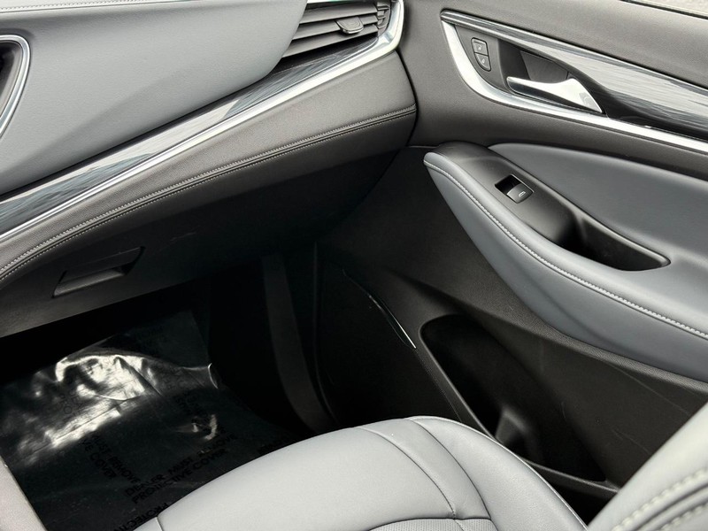 Buick Enclave Vehicle Image 16