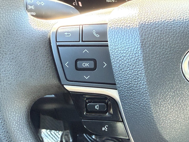 Toyota Camry Vehicle Image 16