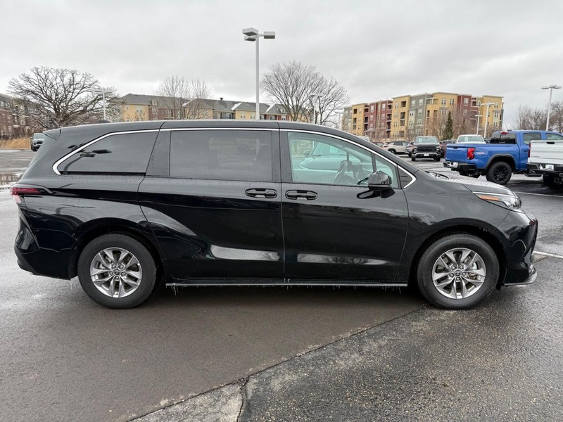 Toyota Sienna Vehicle Image 02