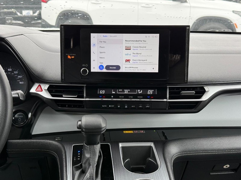 Toyota Sienna Vehicle Image 12