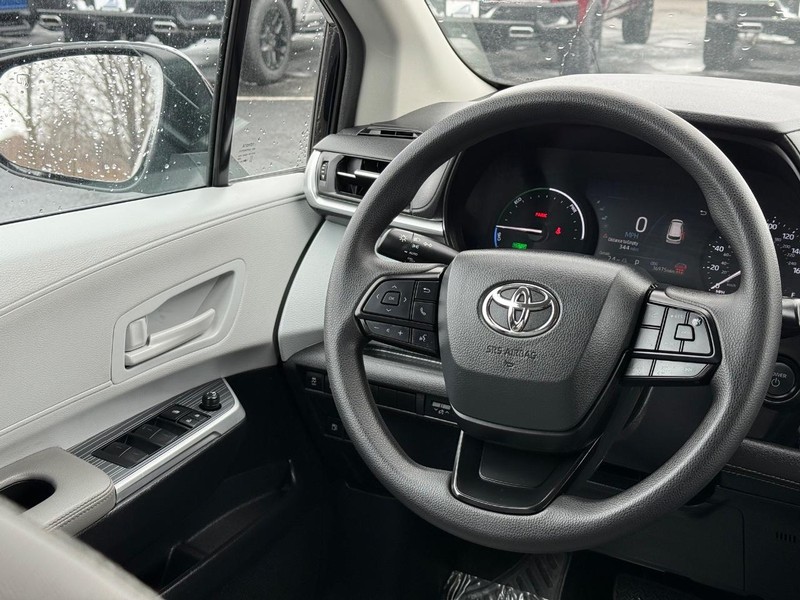 Toyota Sienna Vehicle Image 14