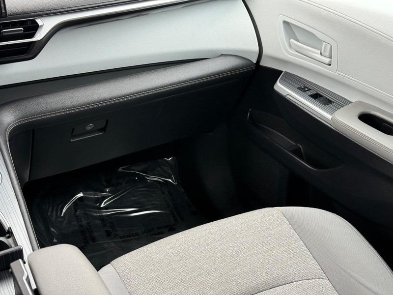 Toyota Sienna Vehicle Image 15