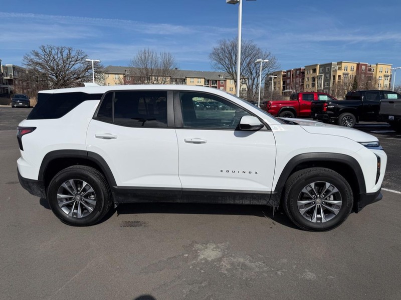 Chevrolet Equinox Vehicle Image 02