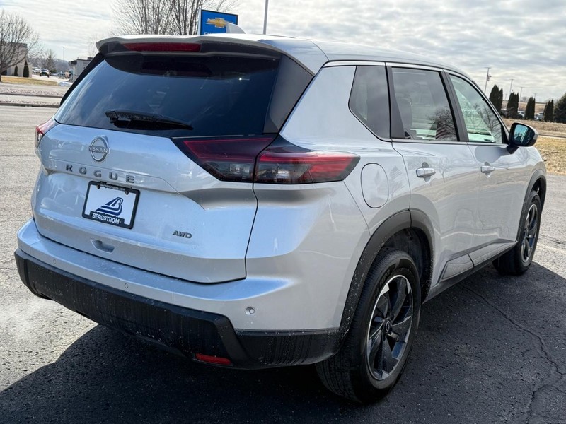 Nissan Rogue Vehicle Image 03