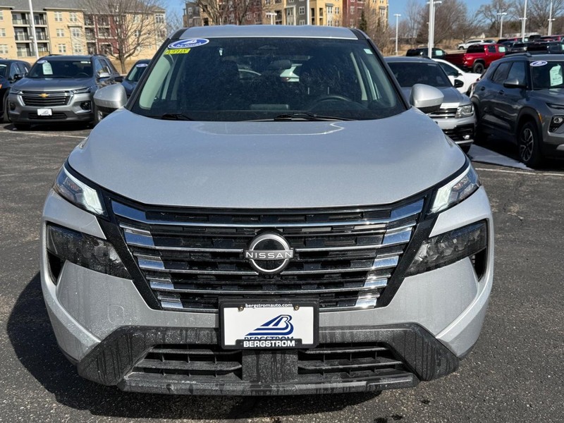 Nissan Rogue Vehicle Image 09