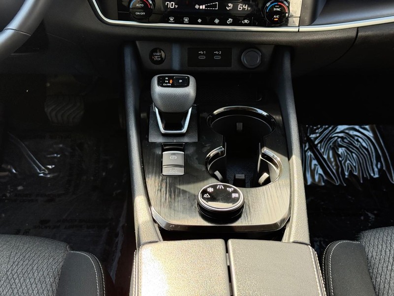 Nissan Rogue Vehicle Image 13