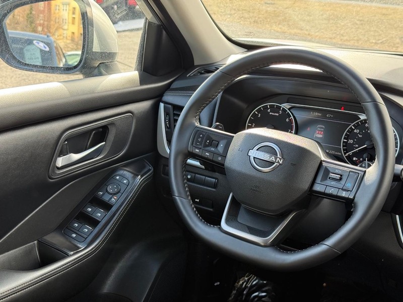 Nissan Rogue Vehicle Image 14