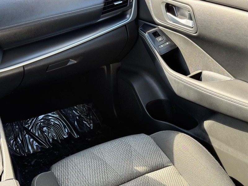 Nissan Rogue Vehicle Image 15