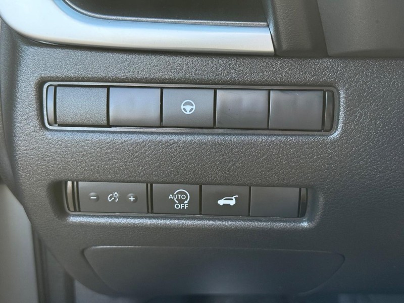 Nissan Rogue Vehicle Image 16