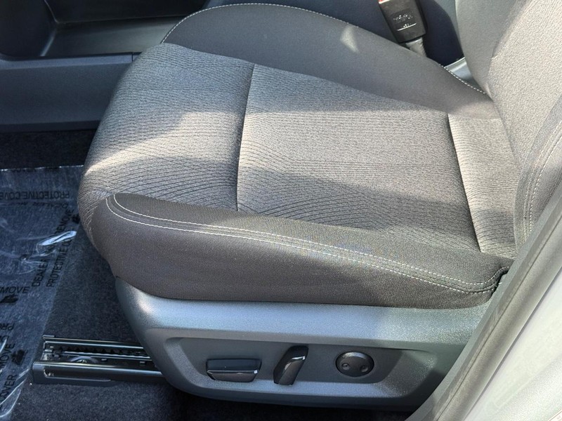 Nissan Rogue Vehicle Image 22