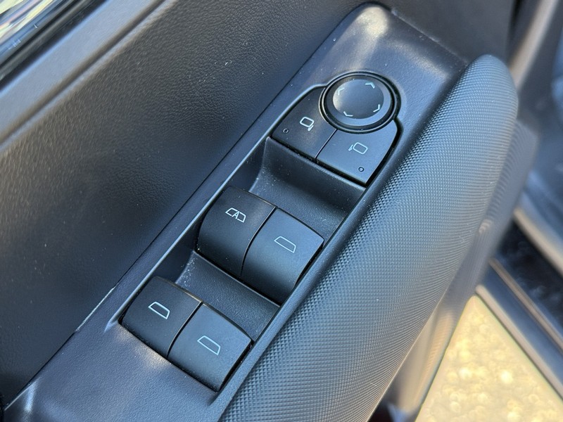 Chevrolet Colorado Vehicle Full-screen Gallery Image 22