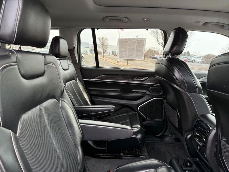 Jeep Grand Cherokee L Vehicle Image 10