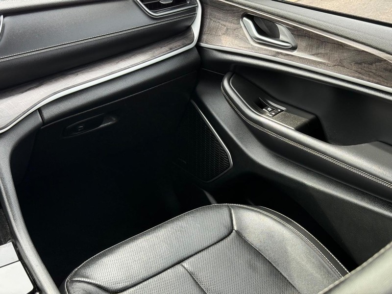 Jeep Grand Cherokee L Vehicle Image 16