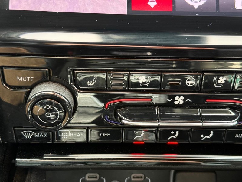 Jeep Grand Cherokee L Vehicle Image 21