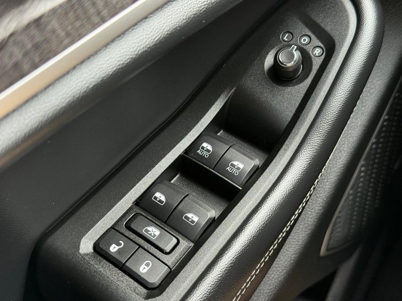 Jeep Grand Cherokee L Vehicle Image 22