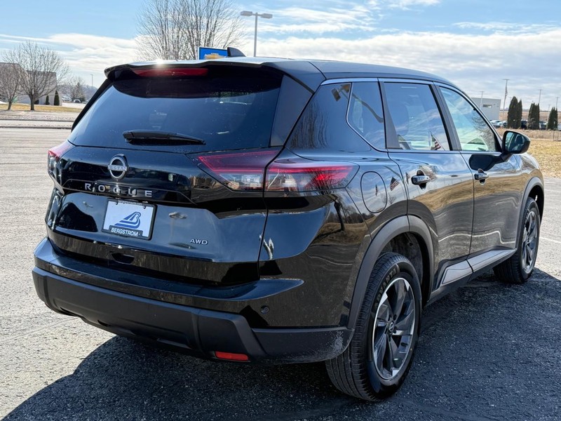 Nissan Rogue Vehicle Image 03