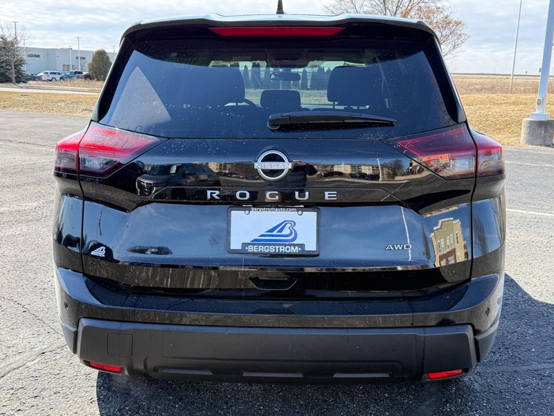 Nissan Rogue Vehicle Image 04